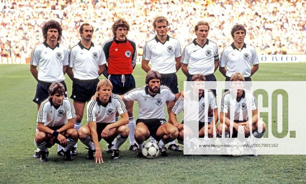 FIFA WM 1982 11.07.1982, Fussball, FIFA WM 1982 in Spanien, Finale, Italien - BRD Deutschland (DFB) (3:1): Team Deutschland. Obere Reihe v.l. Paul Breitner, Uli Stielike, Harald Schumacher, Hans-Peter Briegel, Karl-Heinz Rummenigge, Klaus Fischer. Untere Reihe v.l. Pierre Littbarski, Bernd Förster, Manfred Kaltz, Wolfgang Dremmler, Karlheinz Förster.