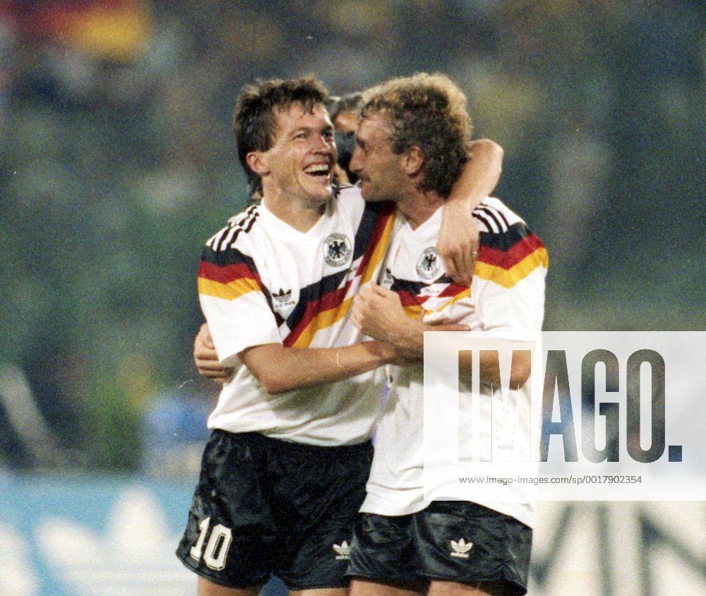 FIFA WM 1990 08.07.1990, Fussball, FIFA WM 1990 in Italien, Finale, DFB Deutschland - Argentinien (1:0): v.l. Lothar Matthäus, Rudi Völler (beide Deutschland).