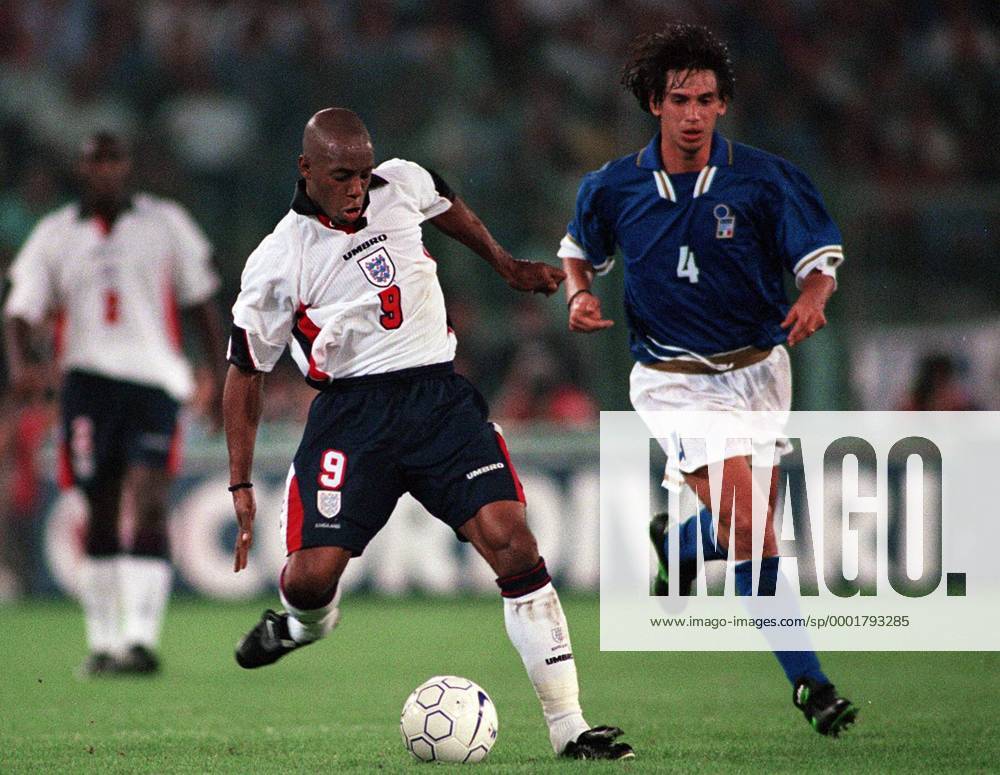 Ian Wright (England, li.) zieht ab, daneben Demetrio Albertini (Italien) - Fußball Länderspiel Herren Weltmeisterschaftsqualifikation 1997, Nationalmannschaft, Nationalteam, Nationaltrikot, Länderspiel Gruppe Rom