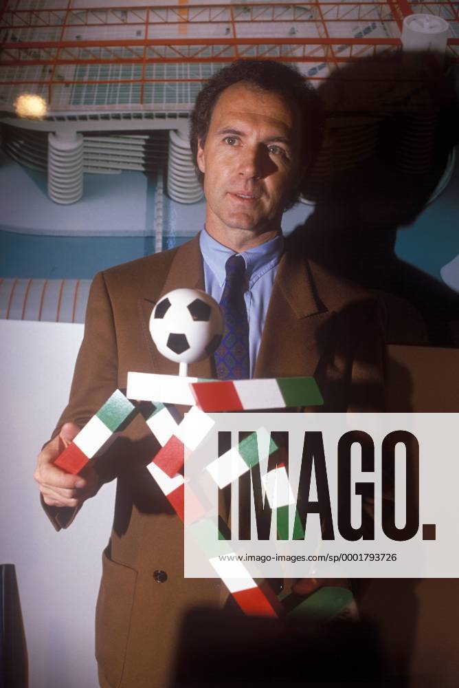 Gruppenauslosung zur WM 1990: Teamchef Franz Beckenbauer (BR Deutschland) mit dem Maskottchen Ciao Fußball WM Herren Vorschau 1989 Weltmeisterschaft 1990, Gruppenauslosung, Auslosung, Vdia Einzelbild Rom