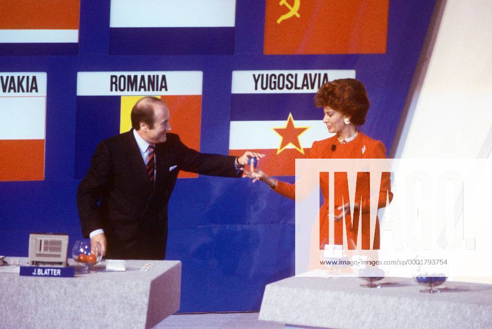 Gruppenauslosung zur WM 1990: FIFA Generalsekretär Sepp Blatter (li., Schweiz) erhält von Sophia Loren (Italien) eine Loskugel Fußball WM Herren Vorschau 1989 Weltmeisterschaft 1990, Gruppenauslosung, Auslosung, Vdia Gruppe Rom