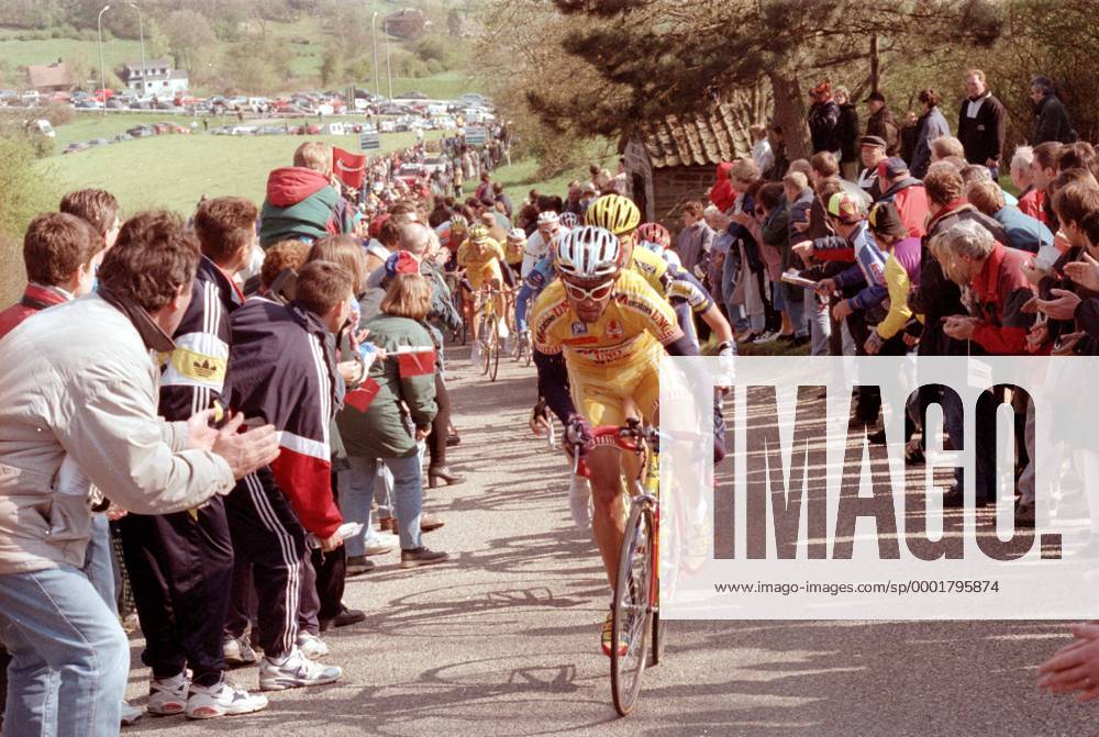 Marco Pantani (Italien Mercatone Uno) führt das Fahrerfeld beim Anstieg an der Cote de la Redoute an - Radsport Herren Lüttich Bastogne Lüttich 1997, Straßenradsport, Straße, Rad Totale