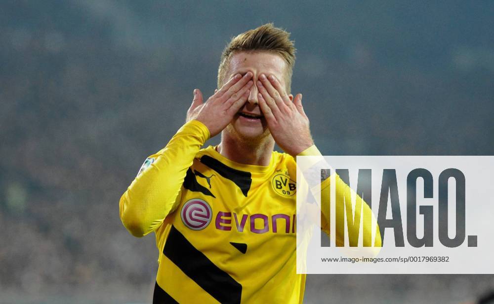 Marco REUS (DO), Jubel nach Tor 0:2, haelt sich die Augen zu, jubeln, Freude, Sieg, Erfolg, Fussball, DFB Pokal, 2. Hauptrunde, FC St. Pauli (Pauli) - Borussia Dortmund (DO) 0:3, am 28.10.2014 in Hamburg Deutschland.