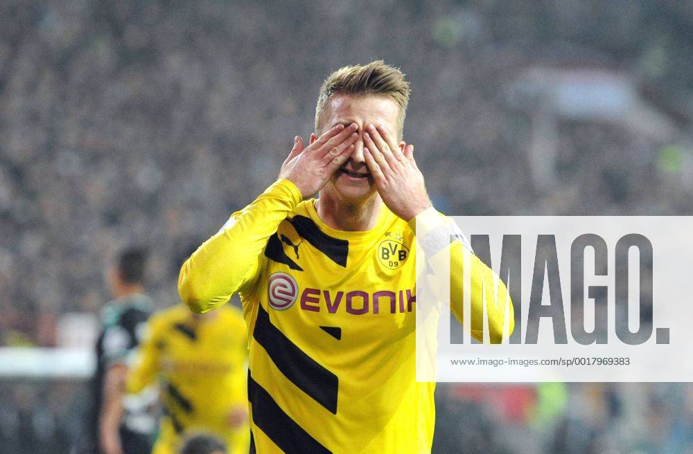 Marco REUS (DO), Jubel nach Tor 0:2, haelt sich die Augen zu, jubeln, Freude, Sieg, Erfolg, Fussball, DFB Pokal, 2. Hauptrunde, FC St. Pauli (Pauli) - Borussia Dortmund (DO) 0:3, am 28.10.2014 in Hamburg Deutschland.