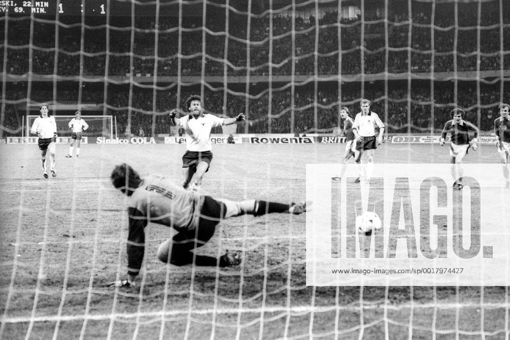 Paul Breitner (BR Deutschland) erzielt per Elfmeter gegen Torwart Zdenek Hruska (CSSR) das Tor zum 2:1