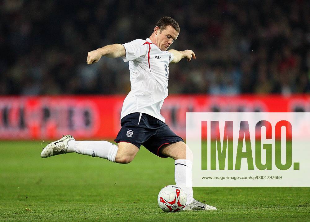 Wayne Rooney (England) zieht ab Fußball Länderspiel Herren Freundschaftsspiel 2005, Länderspiel, Test, Testspiel Einzelbild Genf Dynamik,