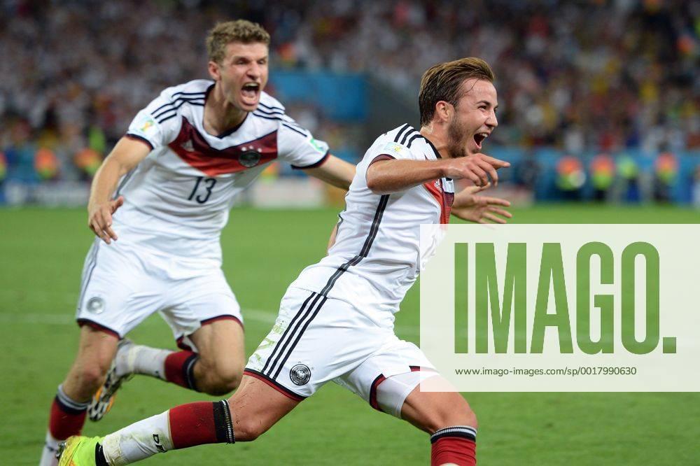 Torjubel Mario GOETZE;GÖTZE (GER) nach Tor zum 1-0,Jubel,Freude,Begeisterung,Aktion,hi:Thomas MUELLER (MÜLLER) (GER). Deutschland (GER))-Argentinien (ARG) 1-0 n.V Finale,Final,Spiel 64, am 13.07.2014 in Rio de Janeiro. Fussball Weltmeisterschaft 2014 in Brasilien vom 12.06.