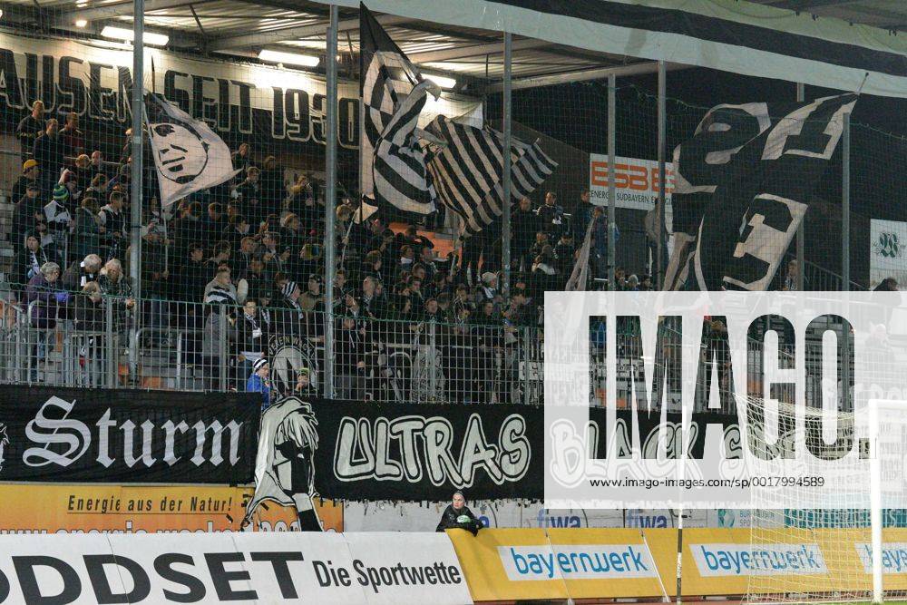 Fußball, Stadiongeschichte Wacker Burghausen Fussball, Regionalliga Bayern, SV Wacker Burghausen - v.li.: Wacker-Fanblock, Heimfans, Fans, Publikum, Zuschauer, Stimmung, Atmosphäre, Stadion,