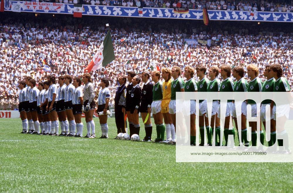Die Teams vor dem WM Endspiel 1986 - BR Deutschland v.re.: Lothar Matthäus, Felix Magath, Andreas Brehme, Klaus Allofs, Norbert Eder, Karlheinz Förster, Thomas Berthold, Ditmar Jakobs, Hans Peter Briegel, Torwart Toni Schumacher und Karl Heinz Rummenigge Fußball WM Herren Weltmeisterschaft 1986, Länderspiel, Nationalmannschaft, Nationalteam, Nationaltrikot, Finale, Vdia Totale Argentinien - BRD 3:2 o0 Aufmacher Mexico City, Mexiko Stadt