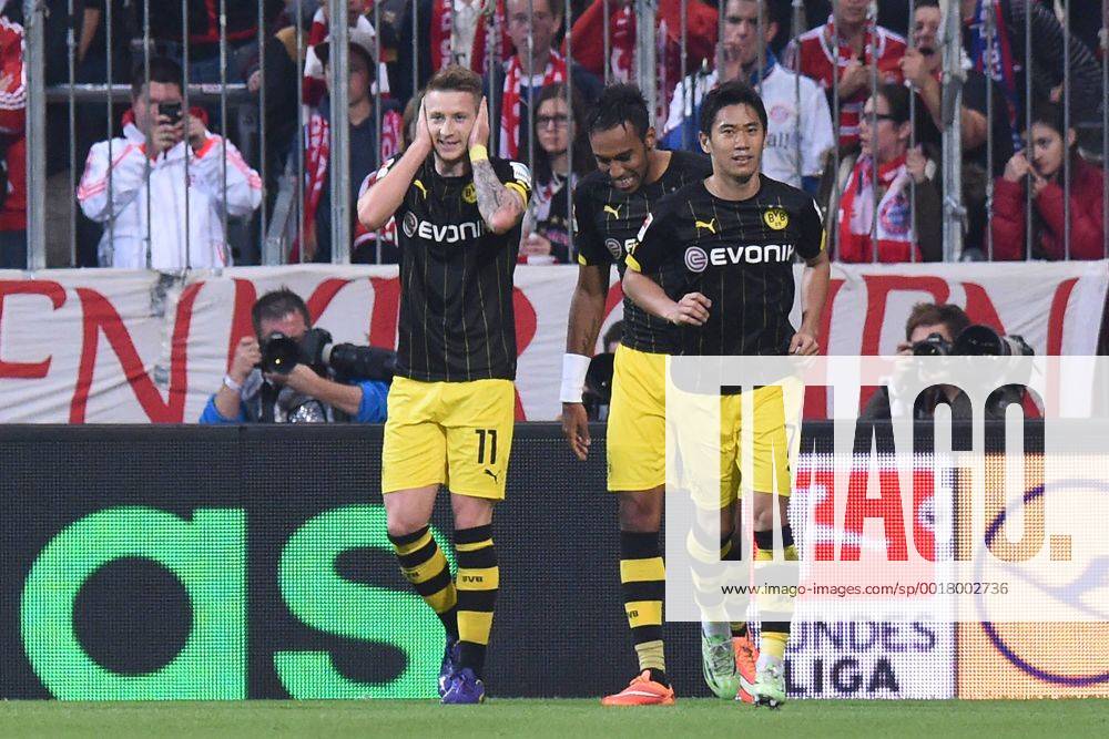 Fußball 1. Bundesliga 10. Spieltag Bayern München - Borussia Dortmund am 01.11.2014 in der Allianz Arena in München Torjubel zum 0:1 durch Marco Reus ( Dortmund ), links - Shinji Kagawa ( Dortmund ), rechts