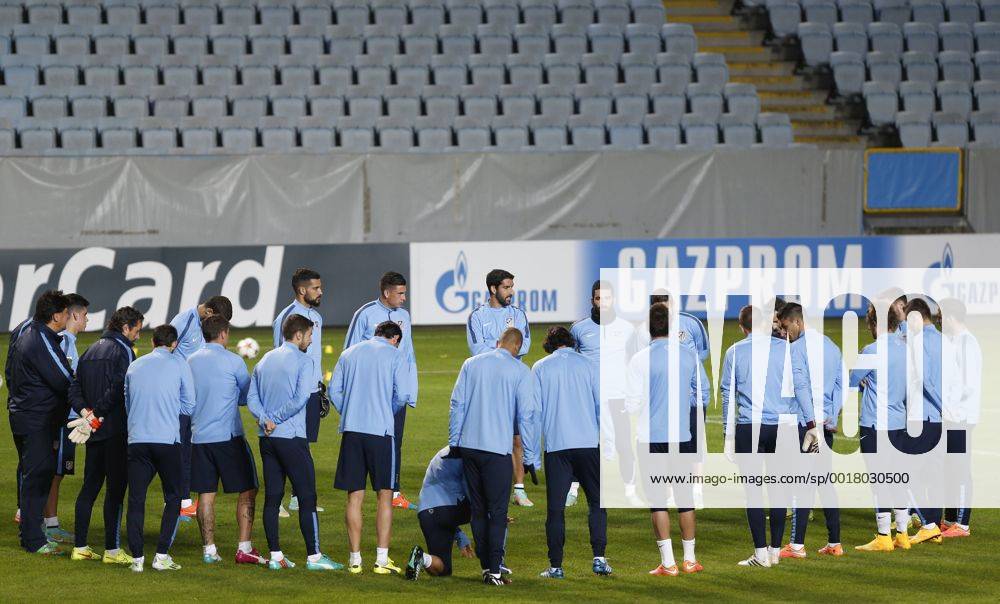 Atletico Madrid training session in Malmoe. In this picture, Diego Simeone speaks to his players. xPABLOGARCIAx