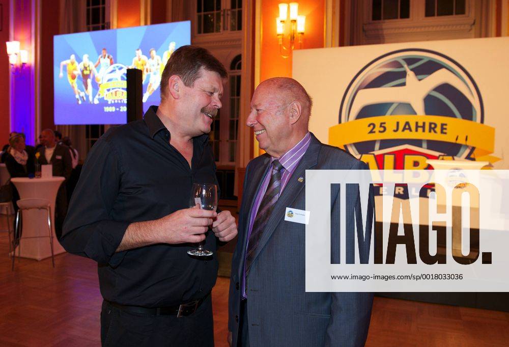 Basketball Berlin 03.11.2014 Saison 2014 2015 Alba Berlin Basketball 25 Jahre Alba Berlin Feier im Roten Rathaus Matthias Strauß Strauss (ehemaliger Spieler) Peter Schließer Schliesser (Alba Vizepräsident) re.