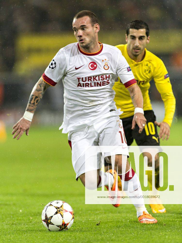 Aktuell Fussball, Champions League, Borussia Dortmund - Galatasaray Istanbul Wesley Sneijder (Galatasaray AS), Henrikh Mkhitaryan (BvB) 04.11.2014, Dortmund, Borussia Dortmund vs. Galatasaray Istanbul Â