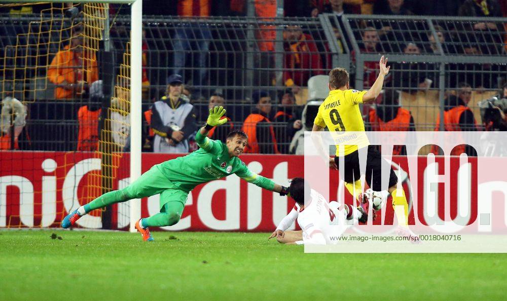 Aktuell Fussball, Champions League, Borussia Dortmund - Galatasaray Istanbul Torwart Fernando Muslera, Hamit Altintop, Ciro Immobile Zweikampf Aktion Spielszene Tor zum 3:0 BvB Borussia Dortmund - Galatasaray Istanbul Championsleague Gruppenphase 04.11.2014 Fußball Fussball Signal Iduna Park Dortmund Herren Saison 2014 2015