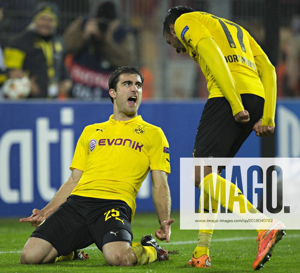 Aktuell Fussball, Champions League, Borussia Dortmund - Galatasaray Istanbul Dortmund, 04.11.2014, Signal-Iduna-Park Torjubel: Sokratis (BvB), Pierre-Emerick Aubameyang (BvB) Borussia Dortmund - Galatasaray Istanbul