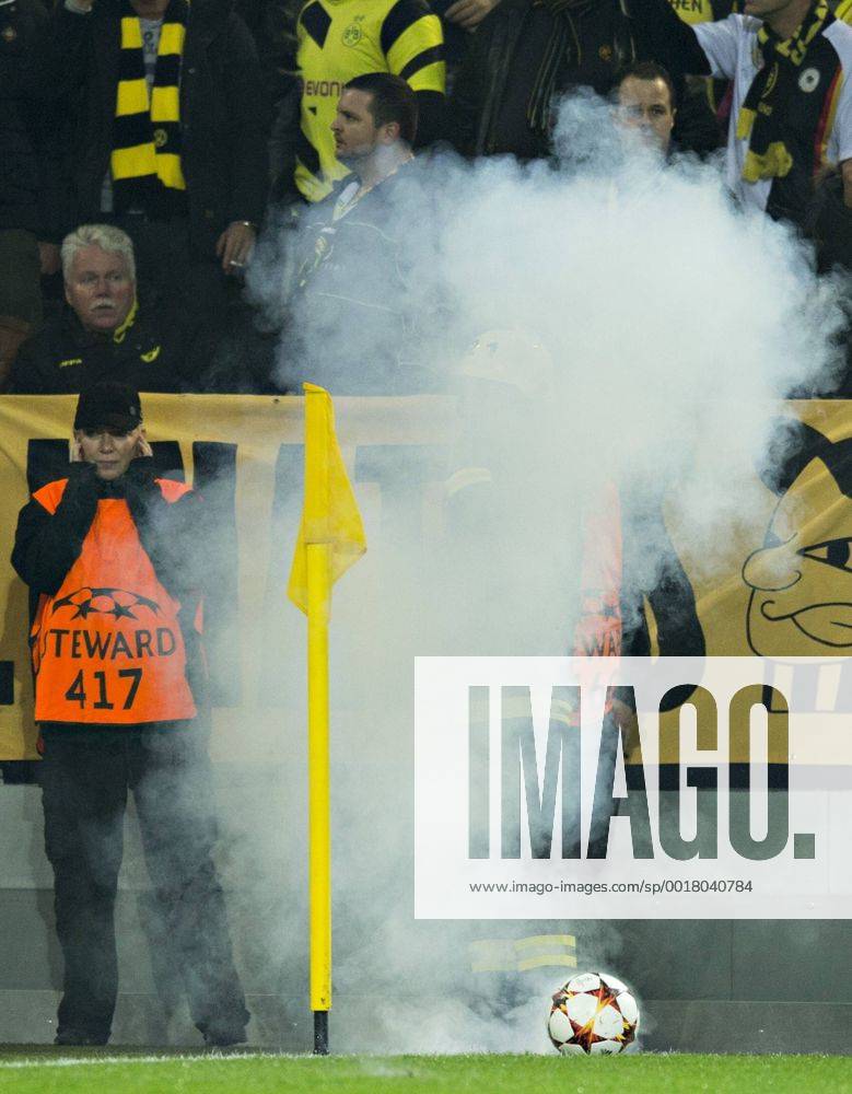 Aktuell Fussball, Champions League, Borussia Dortmund - Galatasaray Istanbul Dortmund, 04.11.2014, Signal-Iduna-Park Wegen einiger Rauchbomben musste das Spiel kurzfristig unterbrochen werden Borussia Dortmund - Galatasaray Istanbul