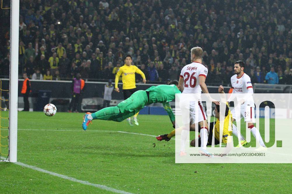 Aktuell Fussball, Champions League, Borussia Dortmund - Galatasaray Istanbul Sokratis (Borussia Dortmund 25) mit dem Tor zum 2:0 gegen Goalkeeper Fernando Muslera (Galatasaray Istanbul 1), Semih Kaya (Galatasaray Istanbul 26) und Hakan Balta (Galatasaray Istanbul 22) Borussia Dortmund vs Galatasaray Istanbul,Fussball , Champions League, 04.11.2014 EP_JSE
