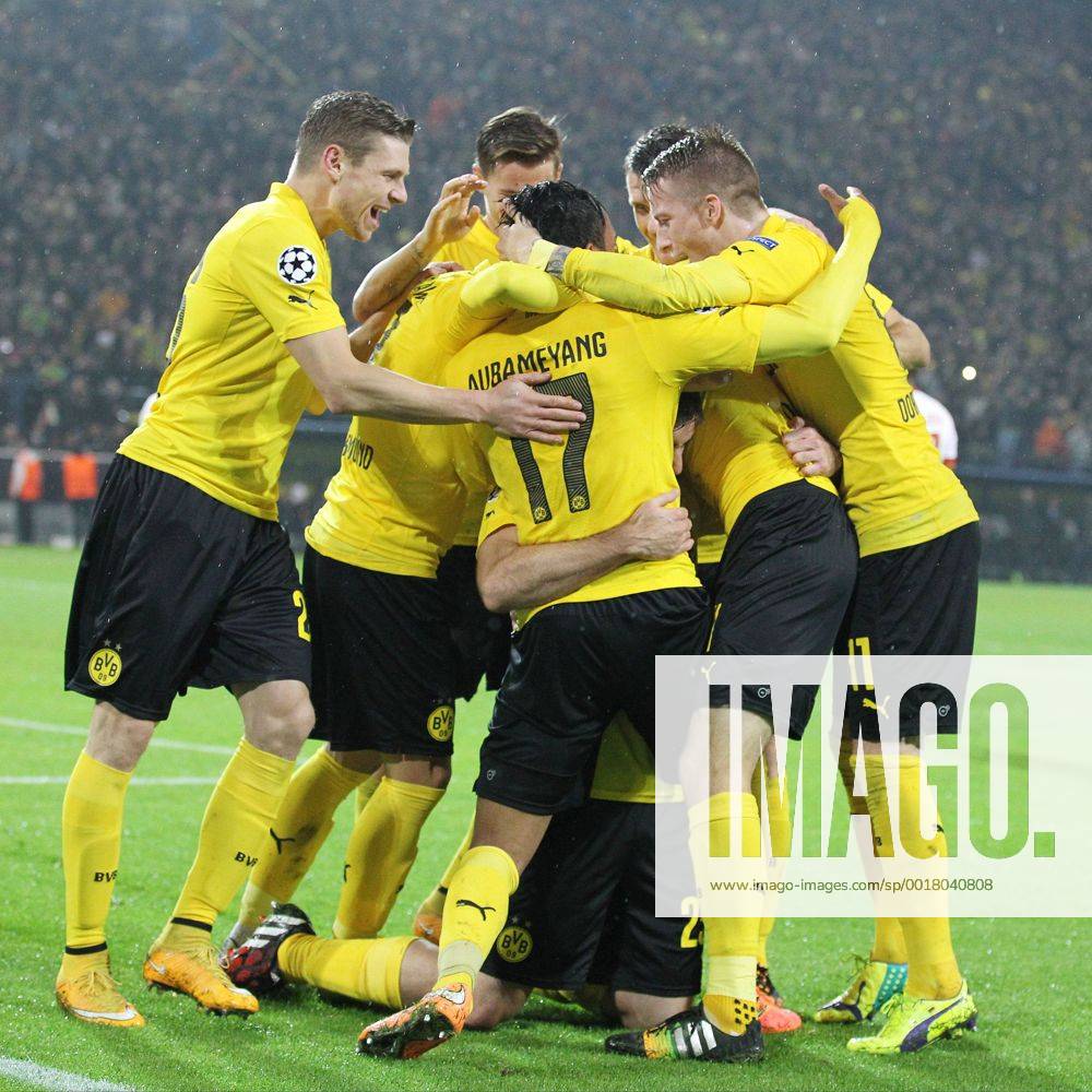 Aktuell Fussball, Champions League, Borussia Dortmund - Galatasaray Istanbul vl: Lukasz Piszczek (Borussia Dortmund 26), Pierre-Emerick Aubameyang (Borussia Dortmund 17) und Marco Reus (Borussia Dortmund 11) feiern Sokratis (Borussia Dortmund 25 - verdeckt) beim Torjubel nach dem Treffer zum 2:0 Borussia Dortmund vs Galatasaray Istanbul, Fussball Champions League, 04.11.2014 EP_JSE