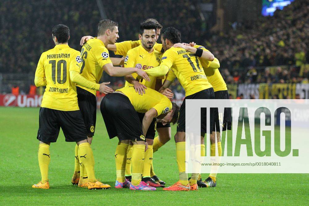 Aktuell Fussball, Champions League, Borussia Dortmund - Galatasaray Istanbul vl: Henrikh Micki Mkhitaryan (Borussia Dortmund 10), -26-, Ilkay Guendogan (Borussia Dortmund 8) und Pierre-Emerick Aubameyang (Borussia Dortmund 17) um Torschuetze Ciro Immobile (Borussia Dortmund 9) beim Torjubel nach dem Treffer zum 3:1 Borussia Dortmund vs Galatasaray Istanbul, Fussball, Champions League, 04.11.2014 EP_JSE