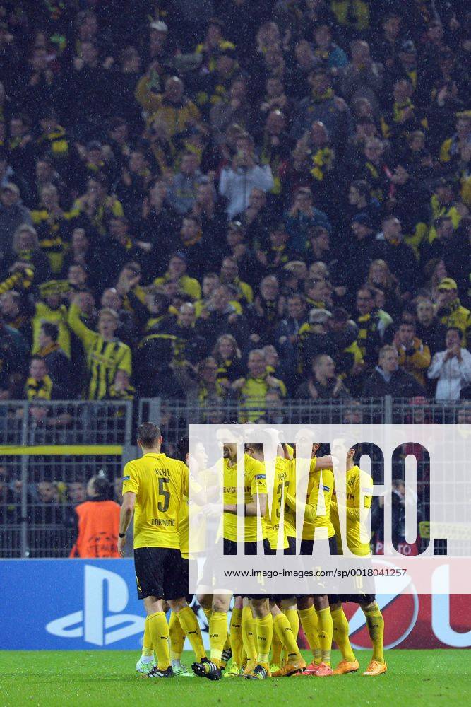 Aktuell Fussball, Champions League, Borussia Dortmund - Galatasaray Istanbul Borussia Dortmund vs. Galatasaray Istanbul --- Fussball --- Champions League --- 04.11.2014 Dortmund, Torjubel nach dem 1:0, Mannschaft, Team, Freude, Freisteller, im Hintergrund Fans, Anhänger, Anhaenger, Zuschauer