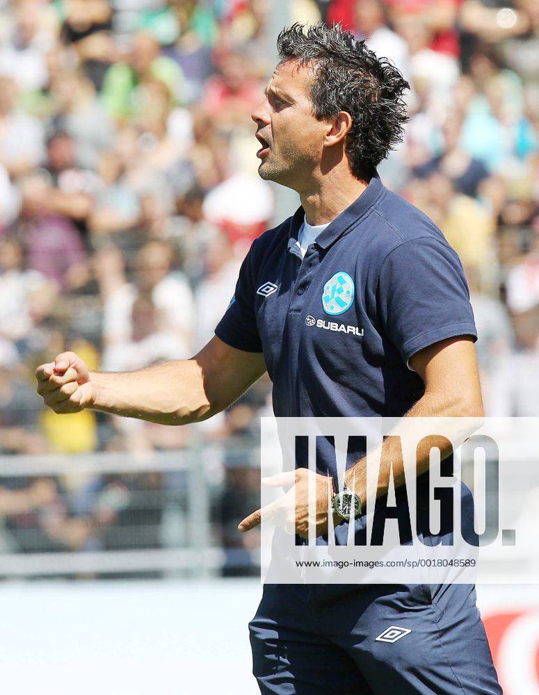 VfB Stuttgart II 11.08.2012, Fussball 3. Liga, VfB Stuttgart II- Stuttgarter Kickers (1:4): Dirk Schuster (Trainer Stuttgarter Kickers).