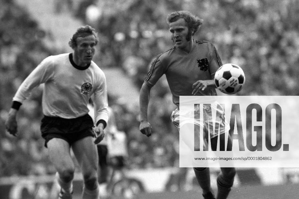 Rene van de Kerkhof (re., Niederlande) gegen Hans Georg Schwarzenbeck (BR Deutschland) Fußball WM Herren Weltmeisterschaft 1974, Länderspiel, Nationalmannschaft, Nationalteam, Nationaltrikot, Vneg, Vsw Gruppe Finale, Endspiel München