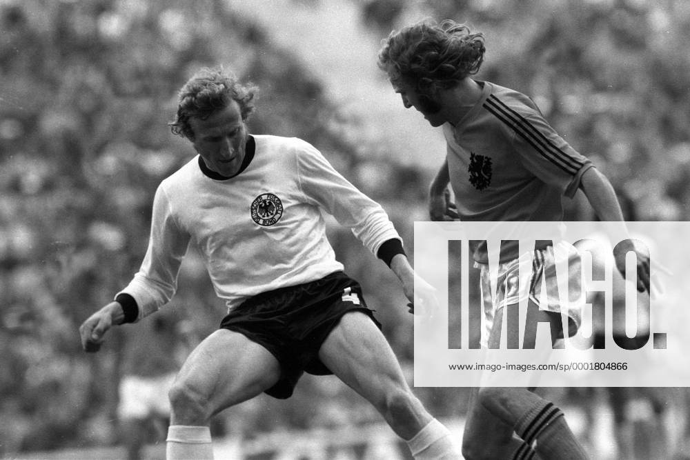 Rene van de Kerkhof (re., Niederlande) gegen Hans Georg Schwarzenbeck (BR Deutschland) Fußball WM Herren Weltmeisterschaft 1974, Länderspiel, Nationalmannschaft, Nationalteam, Nationaltrikot, Vneg, Vsw Gruppe Finale, Endspiel München