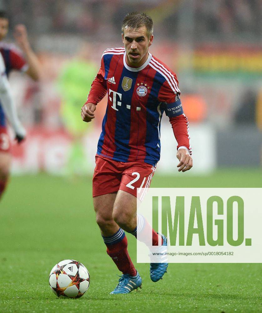 FUSSBALL CHAMPIONS LEAGUE SAISON 2014 2015 Vorrunde FC Bayern Muenchen - AS Rom 05.11.2014 Philipp Lahm (FC Bayern Muenchen) am Ball