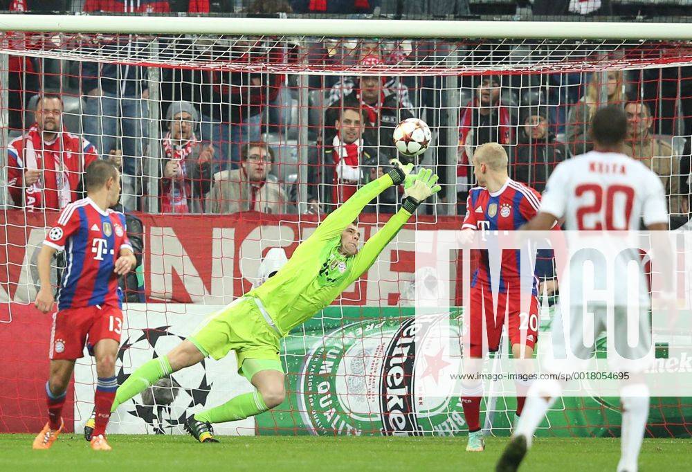 Manuel NEUER, FCB 1 wehrt den Ball ab, fängt, fangen, festhalten, Aktion, Einzelbild, Freisteller, Reaktion, Faustabwehr, Fausten FC BAYERN MUENCHEN - AS ROM , Fussball UEFA Champions League, Gruppenphase, Muenchen, 05.11.2014 CL Saison 2014 2015, FCB, Muenchen