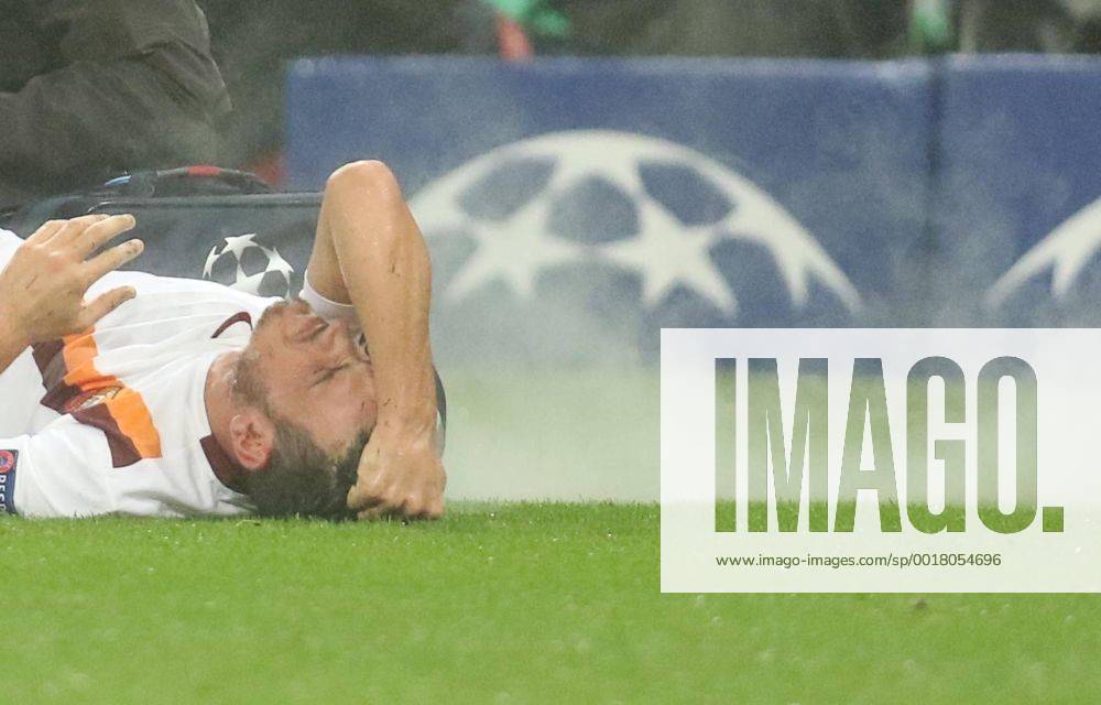Alessandro FIORENZI, AS Rom 24 Verletzung, Verstauchung, Zerrung, Tape, Verband, Tapeverband, Wunde, Verletzung, Eis, Druckverband, Kompression, Kompressionsverband FC BAYERN MUENCHEN - AS ROM , Fussball UEFA Champions League, Gruppenphase, Muenchen, 05.11.2014 CL Saison 2014 2015, FCB, Muenchen