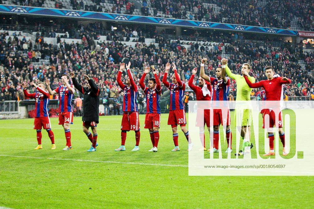 Schlussjubel der Mannschaft des FC Bayern Muenchen FC Bayern Muenchen vs. AS Rom, Fussball, Champions League, 05.11.2014 EP_CKT