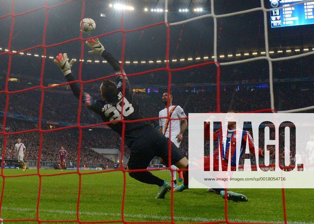 Fussball Champions League, FC Bayern München - AS Rom, v.l. Lukas Skorupski (AS Rom), Mario Goetze (FC Bayern Muenchen) Goal scored, Tor zum 2:0