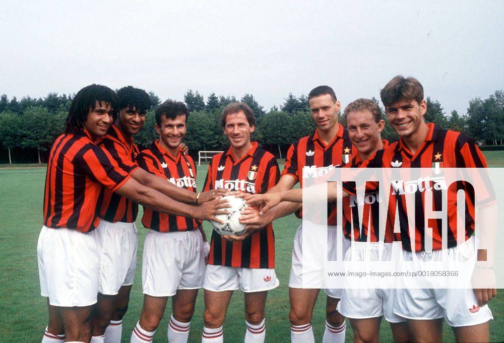 L-R: RUUD GULLIT, FRANK RIJKAARD, DEJAN SAVICEVIC, FRANCO BARESI, MARCO VAN BASTEN, ZVONIMIR BOBAN, JEAN PIERRE PAPIN - SUPERSTARS DES AC MILAN 1992 93