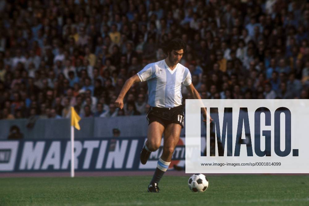 Mario Kempes (Argentinien) am Ball Fußball WM Herren Weltmeisterschaft 1974, Nationalmannschaft, Nationalteam, Nationaltrikot, Länderspiel, Gruppe D Einzelbild Stuttgart Dynamik,