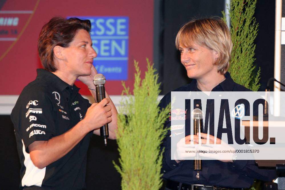 Ellen Lohr (li.) im Gespräch mit Jutta Kleinschmidt (beide Deutschland) während der Eröffnungsfeier der Motor Show 2005 Motorsport Damen Motor Show 2005, Motorshow, Ausstellung, Messe, Autoausstellung, Automesse, Motorsportmesse Gruppe Essen