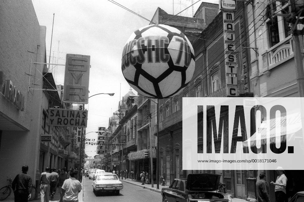 Weltmeisterschaft 1970: Übergroßer Fußball in einer Straße von Leon