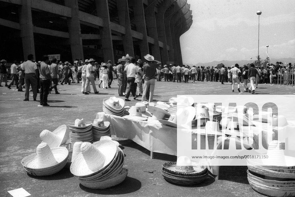 Weltmeisterschaft 1970: Souvenierstand vor dem Aztekenstadion