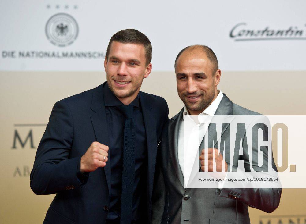 Lukas PODOLSKI und Boxer Arthur ABRAHAM Vorstellung und Weltpremiere des Dokumentarfilmes Die Mannschaft im CineStar Sony Center in Berlin, Deutschland am 10.11.2014, die Deutsche Fussballnationalmannschaft zeigt sich in einem Film zur Fussballweltmeisterschaft 2014 in Brasilien.