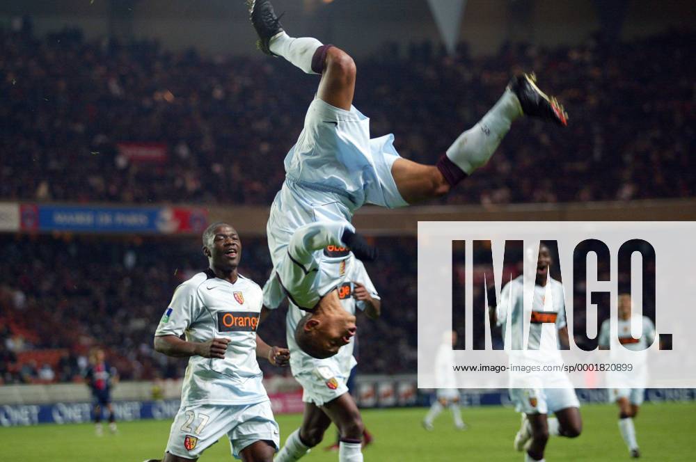 Jussie Ferreira Vieira (vorn) - Salto vorwärts, li. Aruna Dindane (beide RC Lens) Fußball Herren Ligue 1 2005 2006, 1. Französische Liga, Racing Club de Lens Gruppe pan11579 Paris Begeisterung, Freude,