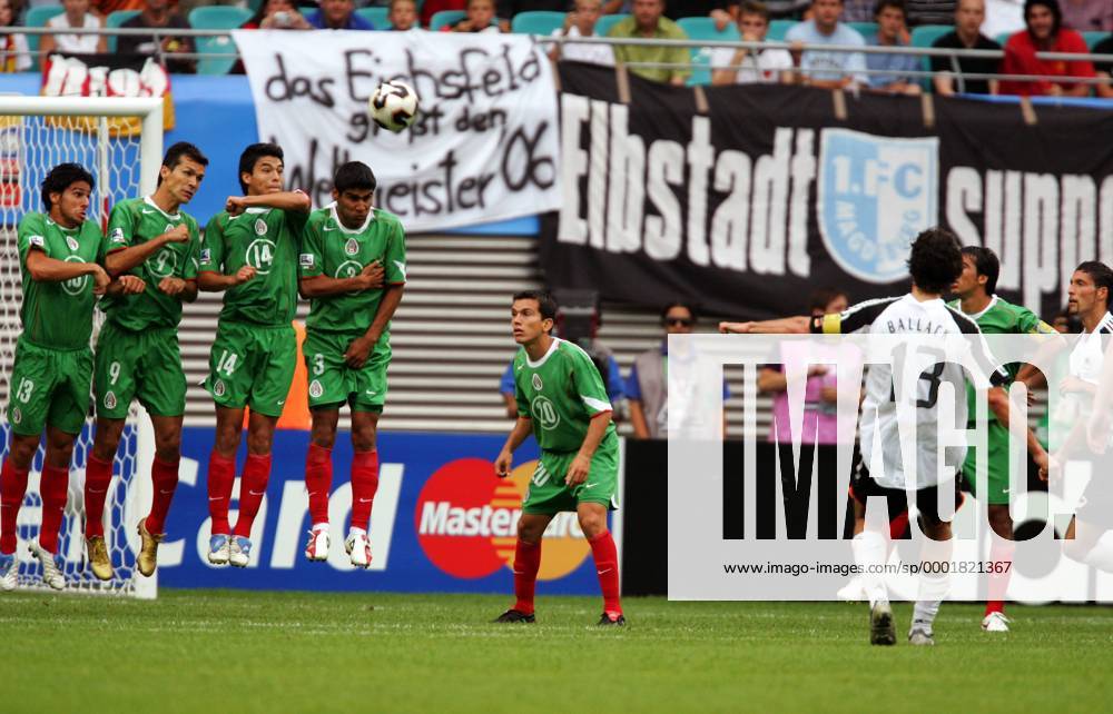 Michael Ballack (Deutschland) trifft per Freistoß über die Abwehrmauer hinweg - v.li.: Rafael Marquez Lugo, Jared Borgetti, Gonzalo Pineda, Carlos Salcido und Juan Pablo Rodriguez (alle Mexiko) Fußball Länderspiel Herren Confederations Cup 2005, Confederationscup, Konföderationencup, Konföderationen, Confedcup, Confed Gruppe Leipzig Abwehr,