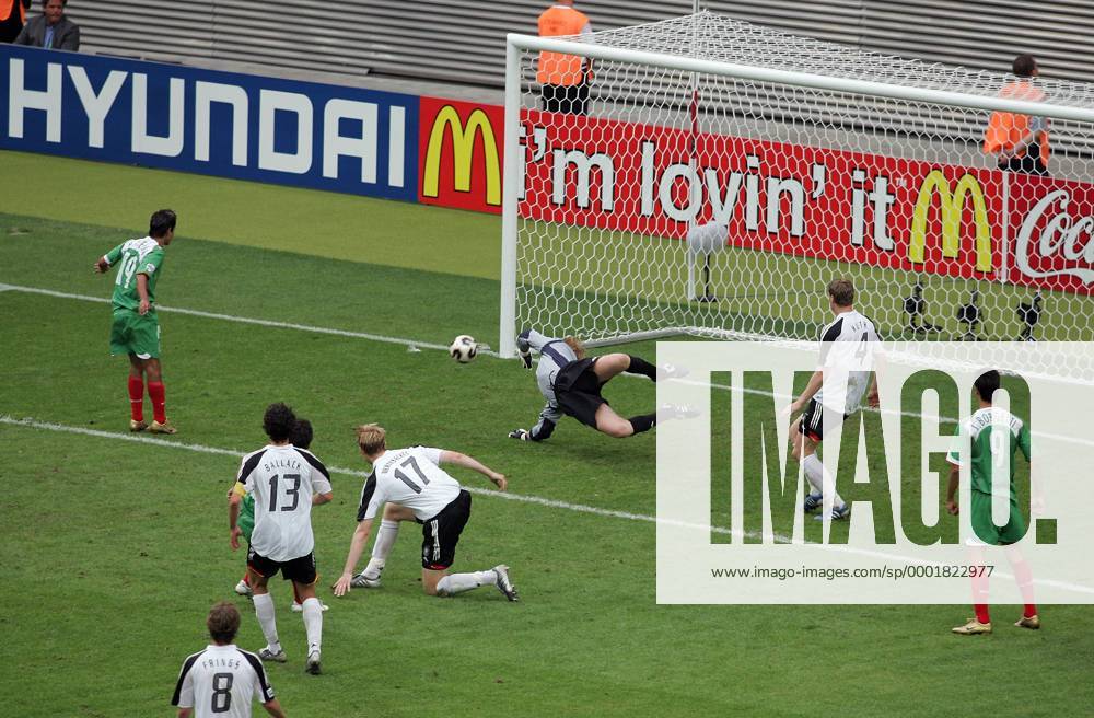 Torwart Oliver Kahn streckt sich nach dem Ball, Robert Huth (2.v.re.), Per Mertesacker (Mitte), Michael Ballack (2.v.li.) und Frings (vorn, alle Deutschland), sowie Jared Borgetti (re.) und Alberto Medina (li., beide Mexiko) schauen zu Fußball Länderspiel Herren Confederations Cup 2005, Confederationscup, Konföderationen, Länderspiel, Nationalmannschaft Gruppe McDonalds, Donald, McDonald s, i m lovin it Leipzig