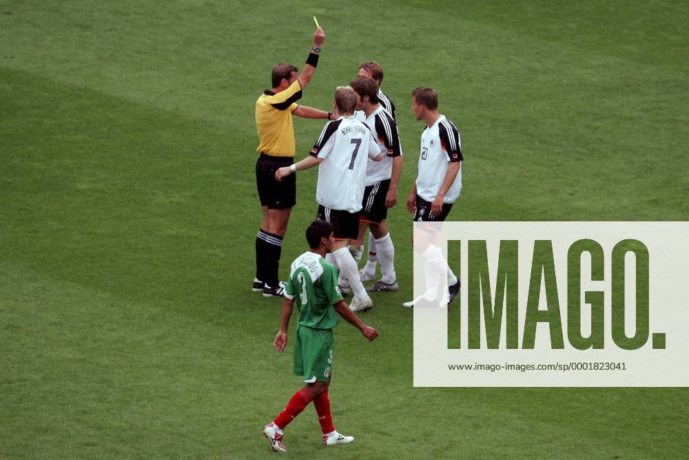 FIFA Schiedsrichter Matthew Breeze (Australien) zeigt die gelbe Karte und muss sich Proteste anhören, v.li.: Bastian Schweinsteiger, Torsten Frings, Andreas Hinkel und Lukas Podolski (alle Deutschland), vorn passiert Carlos Salcido (Mexiko) die Szene Fußball Länderspiel Herren Confederations Cup 2005, Confederationscup, Konföderationen, Länderspiel, Nationalmannschaft Gruppe Leipzig