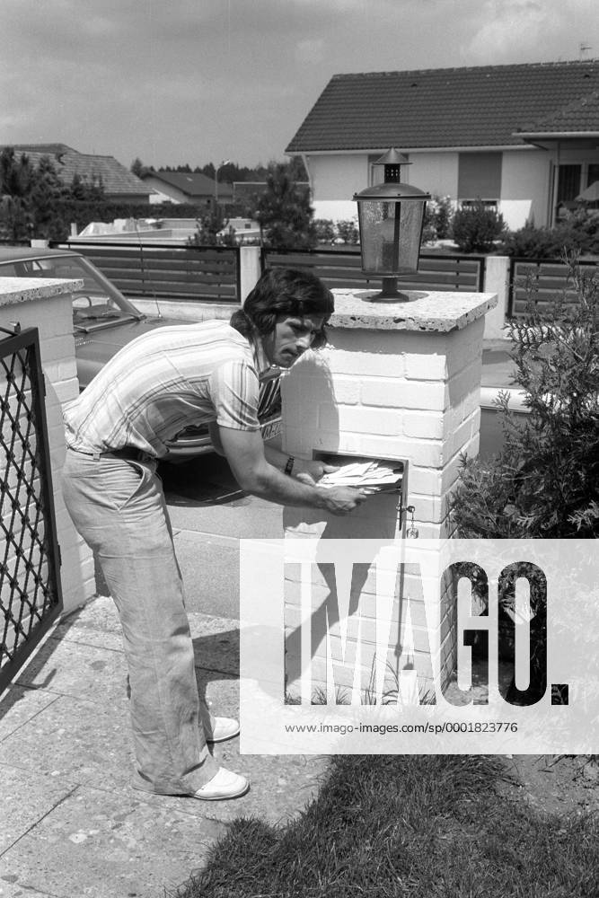 Der frisch gebackene Weltmeister Gerd Müller (BR Deutschland) bekommt jetzt noch mehr Fanpost und muß jetzt wahrscheinlich mehrmals am Tag seinen Briefkasten leeren Fußball WM Herren Weltmeisterschaft 1974, Nationalmannschaft, Nationalteam, Weltmeister, Vneg, Vsw Einzelbild München