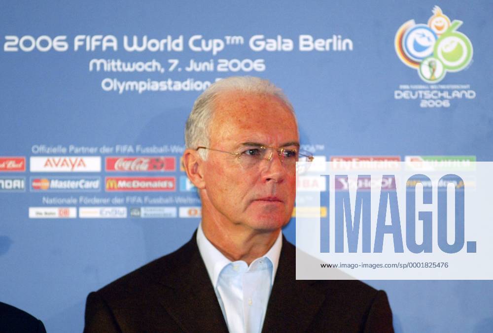 OK Präsident Franz Beckenbauer (Deutschland) während der Pressekonferenz anlässlich zur FIFA World Cup Gala 2006 Fußball WM Herren Vorschau 2005 Weltmeisterschaft 2006, Pressekonferenz, PK, Pressetermin, Präsentation, Vorstellung Einzelbild Berlin