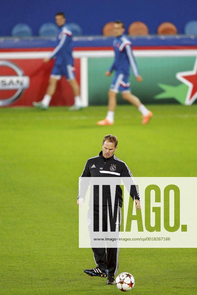 (L-R) Nick Viergever of Ajax, coach Frank de Boer of Ajax, Arkadiusz Milik of Ajax during a training session of Ajax Amsterdam prior to the UEFA Champions League group F match between Paris Saint-Germain and Ajax Amsterdam on November 24, 2014 at the Parc de Princes stadium in Paris, France. Training session Ajax UEFA Champions League Group F 2014 2015 IVx 3298925