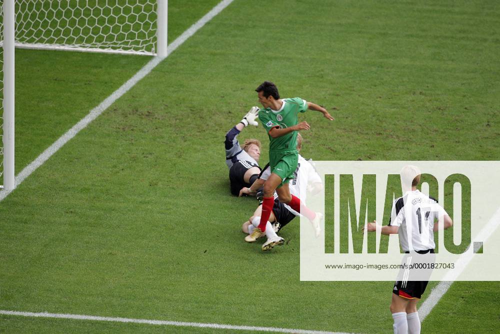 Jared Borgetti (Mexiko, Mitte) erzielt das Tor gegen Torwart Oliver Kahn und Schweinsteiger, davor Per Mertesacker (alle Deutschland) Fußball Länderspiel Herren Confederations Cup 2005, Confederationscup, Konföderationencup, Konföderationen, Länderspiel Gruppe Leipzig Dynamik,