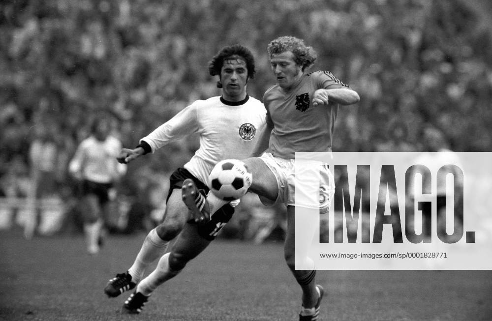 Gerd Müller (li., BR Deutschland) gegen Wim Jansen (Niederlande) Fußball WM Herren Weltmeisterschaft 1974, Länderspiel, Nationalmannschaft, Nationalteam, Nationaltrikot, Vneg, Vsw Gruppe Finale, Endspiel München