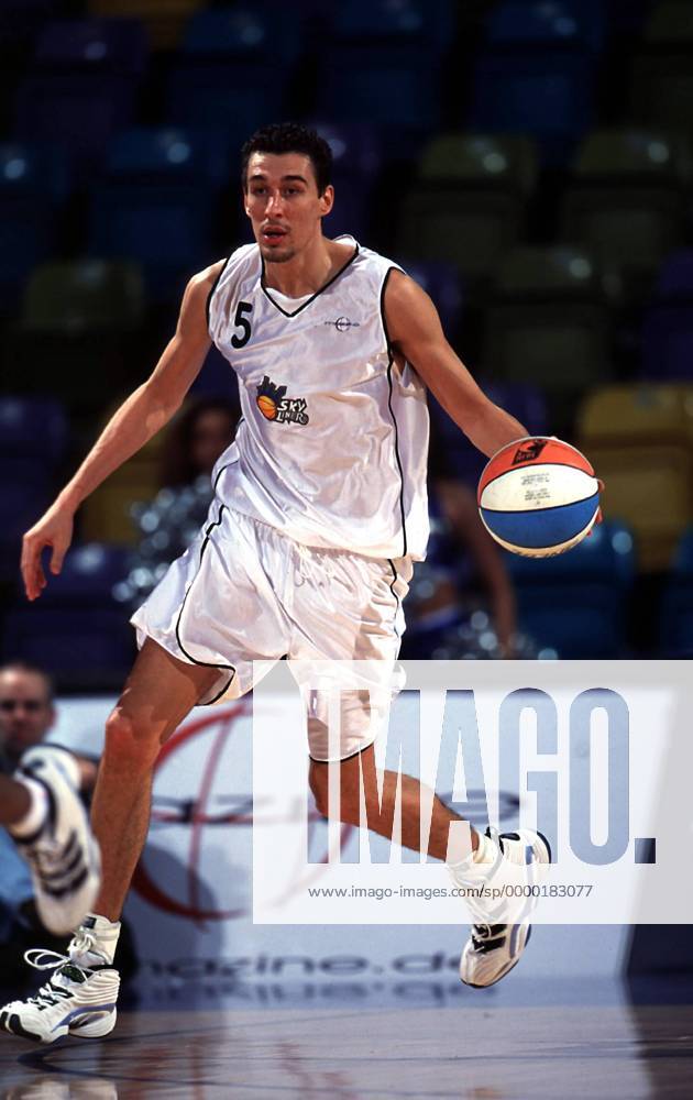 Sinisa Kelecevic (Skyliner) am Ball Basketball EC 3 Herren NEBL 2000, Northern European Basketball League, Frankfurt Skyliners Einzelbild Ballsporthalle Frankfurt M.