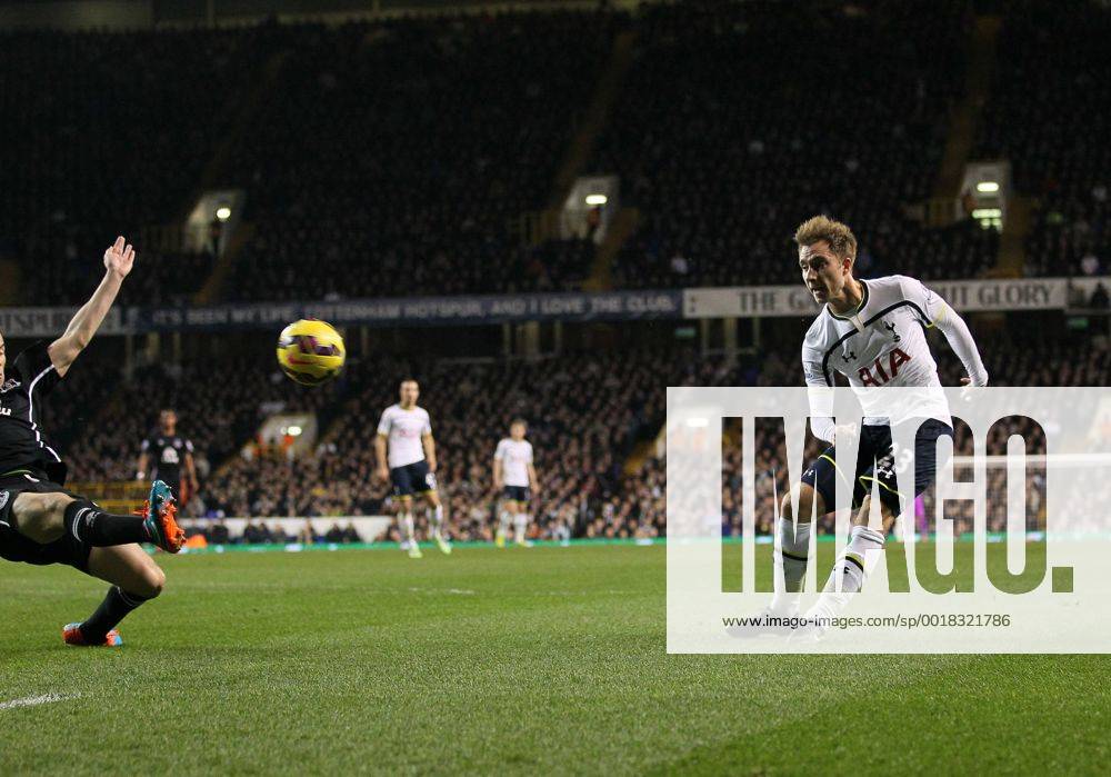 Aktuell Fußball, England, Tottenham Hotspur - FC Everton Tottenham s Christian Eriksen scoring his sides opening goal Barclays Premier League- Tottenham Hotspur vs Everton - White Hart Lane - England - 30th November 2014 - Picture David Klein Sportimage .