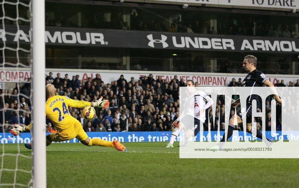 Aktuell Fußball, England, Tottenham Hotspur - FC Everton Tottenham s Roberto Soldado scoring his sides second goal Barclays Premier League- Tottenham Hotspur vs Everton - White Hart Lane - England - 30th November 2014 - Picture David Klein Sportimage .
